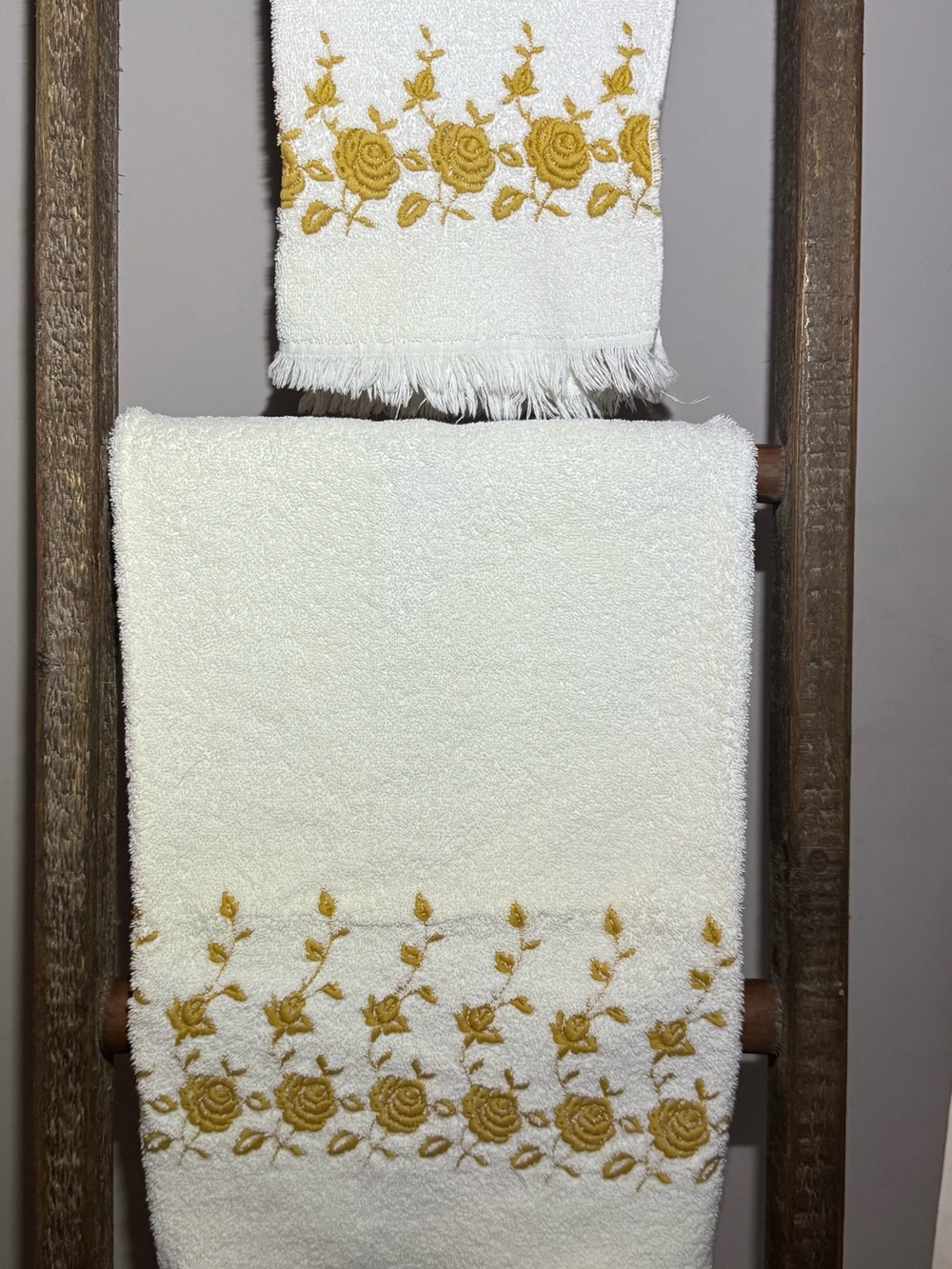 Cream Bath Towel Set with Gold Rose Embroidery